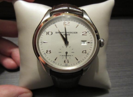 名士（Baume＆Mercier）直徑為44 mm